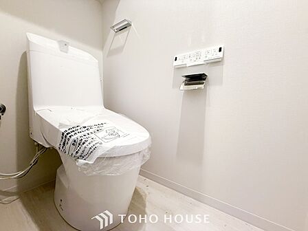 トイレはシンプルにホワイトで統一した温水洗浄付です。