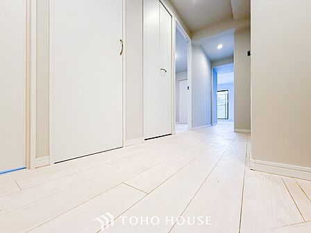上質感漂う廊下。居住者の帰り、訪れる方を優しく迎え安らぎに満ちた生活空間を予感させます。