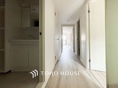 上質感漂う廊下。居住者の帰り、訪れる方を優しく迎える・安らぎに満ちた生活空間を予感させる。