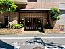 エントランス：住まう誇らしさと安心感を演出する落ち着いた雰囲気のエントランス。