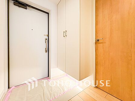居住者の帰り、訪れる方を優しく迎えてくれる玄関です。