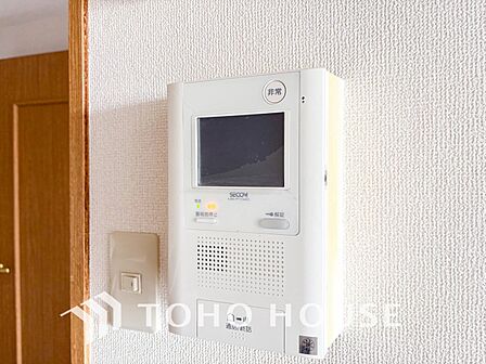 誰が来てもわかる様にモニター付きインターホンを設置。