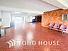 エントランス：シャープでスタイリッシュなデザインが印象的な洗練の住まい。居住者を温かく迎えてくれる。