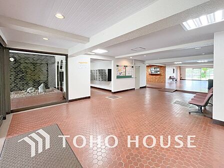 住まう誇らしさと安心感を演出する落ち着いた雰囲気のロビー。