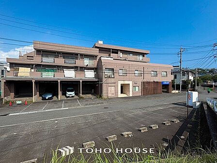 前面道路含む現地写真『快適』は「家」と「街」と「環境」が調和した時に訪れるだと改めて感じさせてくれます。