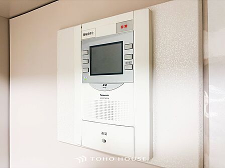 誰が来てもわかる様にモニター付きインターホンを設置。快適と安らぎを合わせた優しい設計。