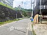 外観：前面道路含む現地写真『快適』は「家」と「街」と「環境」が調和した時に訪れるだと改めて感じさせてくれます。