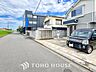 外観：前面道路含む現地写真『快適』は「家」と「街」と「環境」が調和した時に訪れるだと改めて感じさせてくれます。