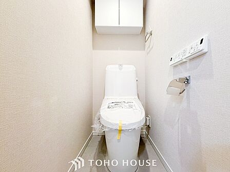 トイレはシンプルにホワイトで統一した温水洗浄付です。