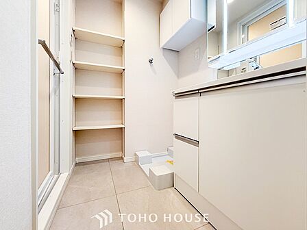 落ち着いた空間を演出するカラーと、ゆったりお使い頂ける広さが魅力のパウダールーム。