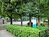 周辺：閑静な住宅地にある有馬中央公園は、広いグランドがあり、週末にはボール遊びをする親子で賑わう公園です。夏には大きな櫓が立ち、盛大に盆踊り祭りが行われます。