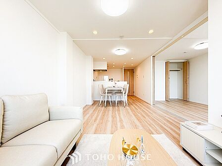 やわらかな陽射しがふりそそぎ、室内に開放感と爽快感をもたらします。