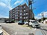 外観：前面道路含む現地写真『快適』は「家」と「街」と「環境」が調和した時に訪れるだと改めて感じさせてくれます。