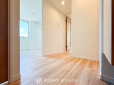 上質感漂う廊下。居住者の帰り、訪れる方を優しく迎え安らぎに満ちた生活空間を予感させます。