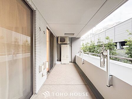 暮らしの中で光と風を演出してくれるバルコニー。