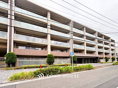 前面道路含む現地写真『快適』は「家」と「街」と「環境」が調和した時に訪れるだと改めて感じさせてくれます。