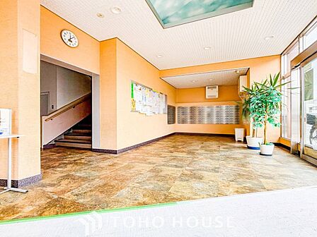 住まう誇らしさと安心感を演出する落ち着いた雰囲気のエントランス。