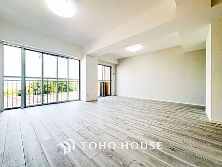 落ち着いた雰囲気に包まれた伸びやかな空間で、ゆったりと家族団らんの時間を過ごせます。