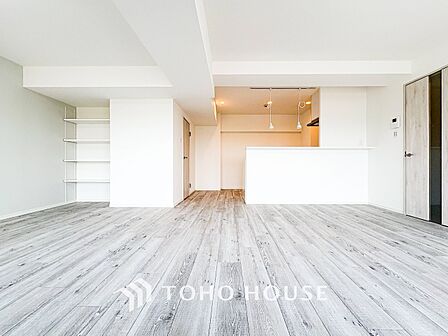 自然と家族が集う、開放感のある明るいダイニング。