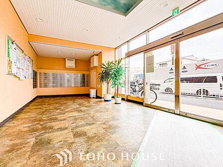 住まう誇らしさと安心感を演出する落ち着いた雰囲気のエントランス。