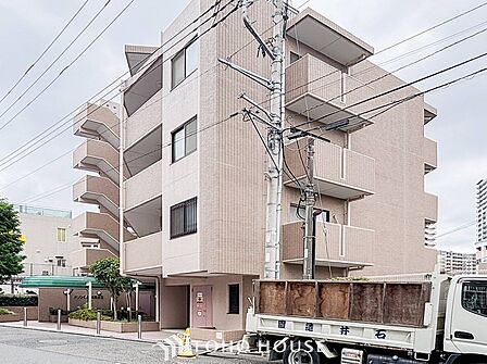 前面道路含む現地写真『快適』は「家」と「街」と「環境」が調和した時に訪れるだと改めて感じさせてくれます。