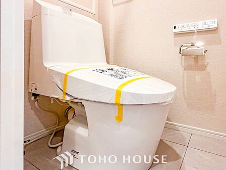 トイレはシンプルにホワイトで統一した温水洗浄付です。