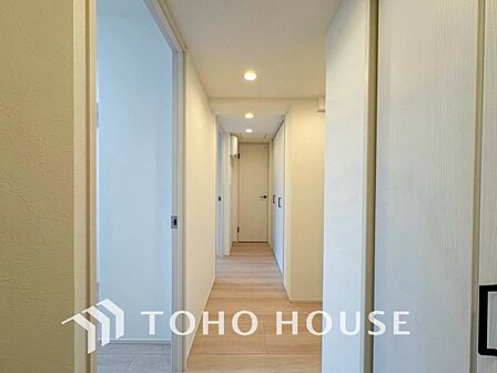 上質感漂う廊下。居住者の帰り、訪れる方を優しく迎え安らぎに満ちた生活空間を予感させます。
