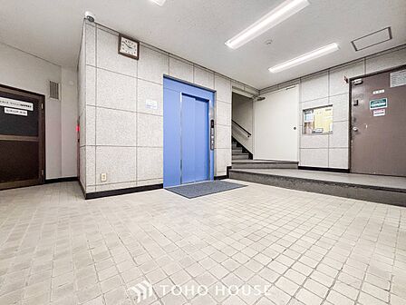 住まう誇らしさと安心感を演出する落ち着いた雰囲気のエントランス。