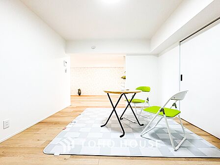 落ち着いた雰囲気に包まれた伸びやかな空間で、ゆったりと家族団らんの時間を過ごせます。