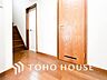 室内：上質感漂う廊下。居住者の帰り、訪れる方を優しく迎え安らぎに満ちた生活空間を予感させます。