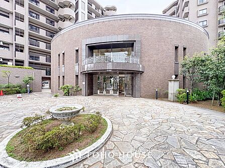 外と内をつなぐエントランスは、格調ある雰囲気を漂わせた上質な空間。