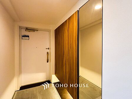 居住者の帰り、訪れる方を優しく迎えてくれる玄関です。