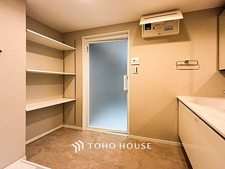 落ち着いた空間を演出するカラーと、ゆったりお使い頂ける広さが魅力のパウダールーム。