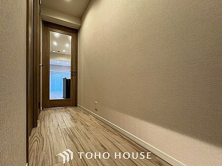 上質感漂う廊下。居住者の帰り、訪れる方を優しく迎える・安らぎに満ちた生活空間を予感させる。