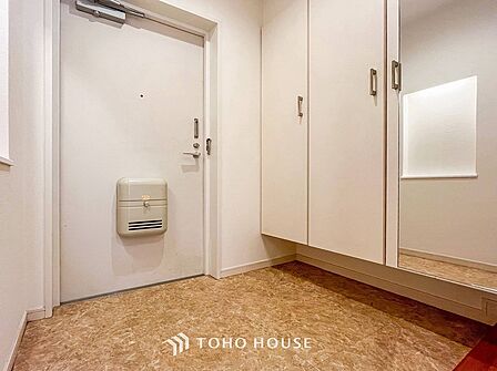 居住者の帰り、訪れる方を優しく迎えてくれる開放感のある玄関。