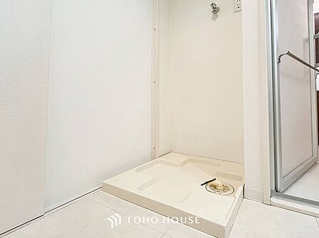 洗濯機を配置しても十分なスペースを確保しております。