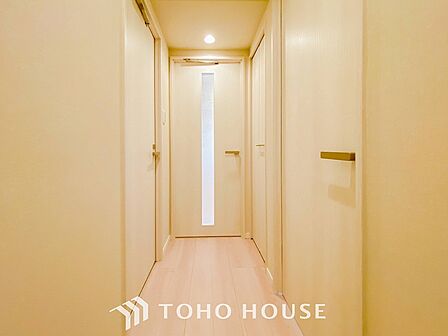 上質感漂う廊下。居住者の帰り、訪れる方を優しく迎える・安らぎに満ちた生活空間を予感させる。