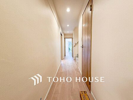 上質感漂う廊下。居住者の帰り、訪れる方を優しく迎える・安らぎに満ちた生活空間を予感させる。