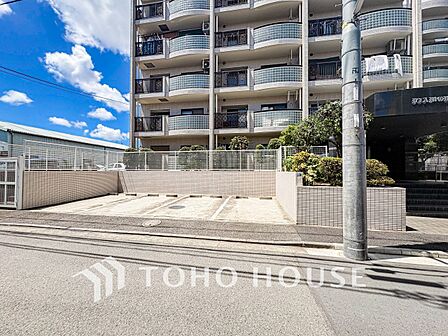 前面道路含む現地写真『快適』は「家」と「街」と「環境」が調和した時に訪れるだと改めて感じさせてくれます。