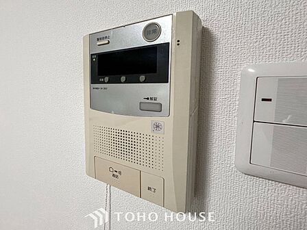 誰が来てもわかる様にモニター付きインターホンを設置。