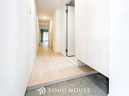 上質感漂う廊下。居住者の帰り、訪れる方を優しく迎え安らぎに満ちた生活空間を予感させます。