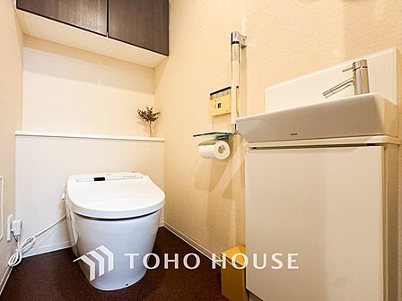 トイレはシンプルにホワイトで統一した温水洗浄付です。