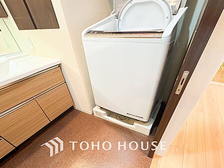 清潔感のあるカラーで統一されたランドリースペース。