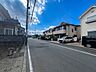 外観：前面道路含む現地写真『快適』は「家」と「街」と「環境」が調和した時に訪れるだと改めて感じさせてくれます。