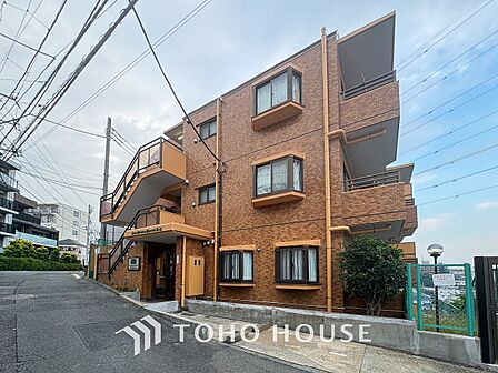前面道路含む現地写真『快適』は「家」と「街」と「環境」が調和した時に訪れるだと改めて感じさせてくれます。