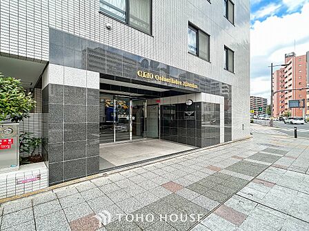 住まう誇らしさと安心感を演出する落ち着いた雰囲気のエントランス。