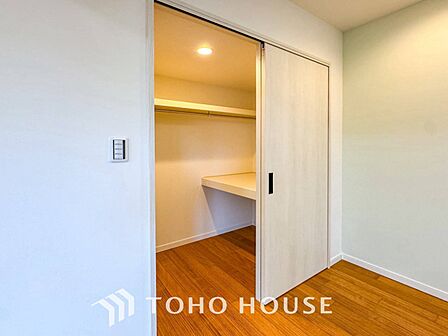 普段使わない季節用品やトランクなど大きなものもラクラク収納できる広さがございます。
