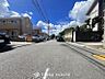 外観：前面道路含む現地写真『快適』は「家」と「街」と「環境」が調和した時に訪れるだと改めて感じさせてくれます。