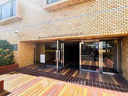住む人や訪れる人やさしくエスコートする玄関アプローチ。