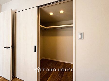 衣類だけでなく大きな荷物も収納でき、お部屋がすっきりします。